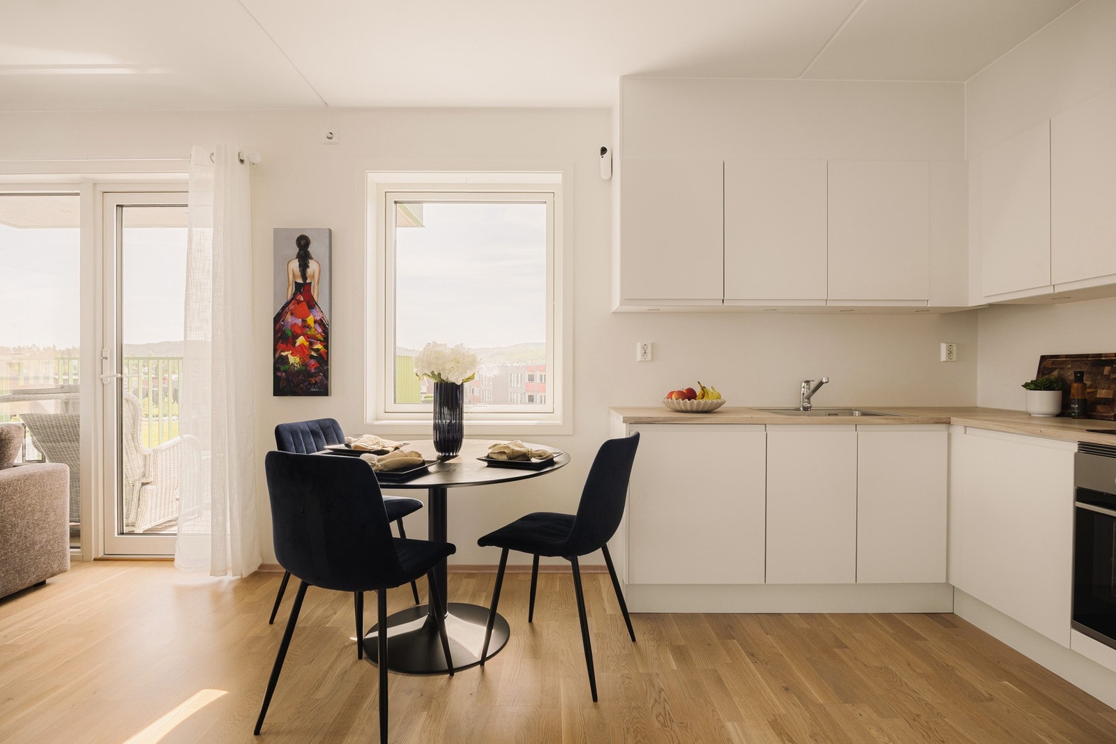 Kjøkkenet er levert av Sigdal og har et moderne og stilrent uttrykk som passer godt inn i boligens helhetlige preg. Galleribilde