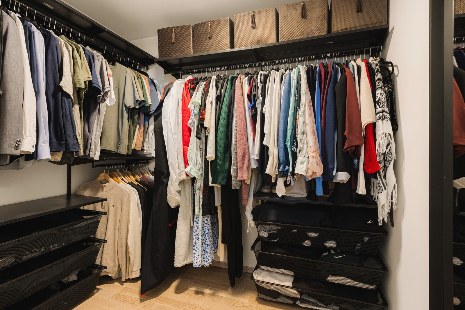 Fra soverommet er det adkomst til en praktisk bod som i dag er innredet som walk-in closet. Galleribilde