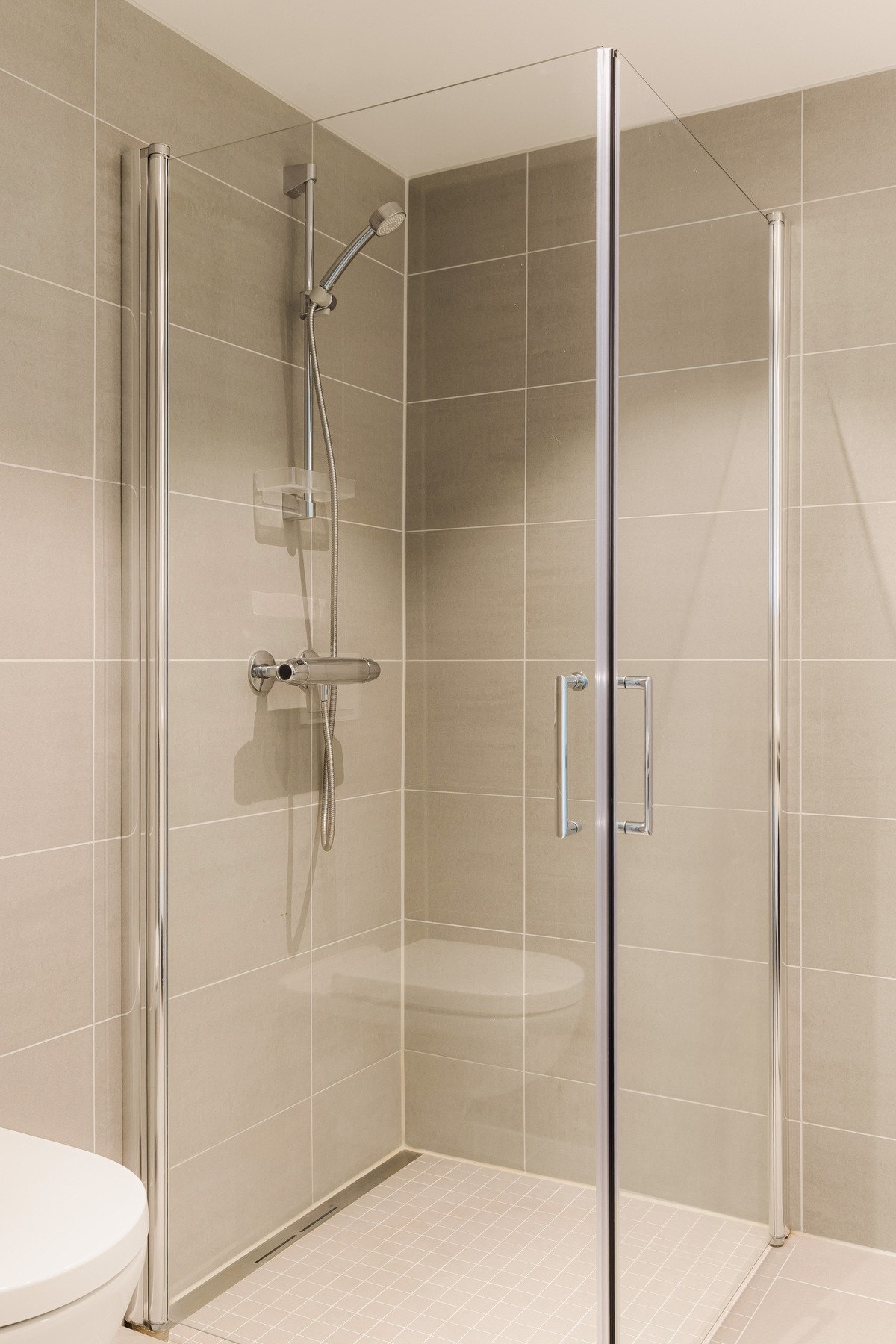 Badet fremstår moderne og delikat, i tråd med boligens øvrige standard fra byggeåret 2024. Galleribilde