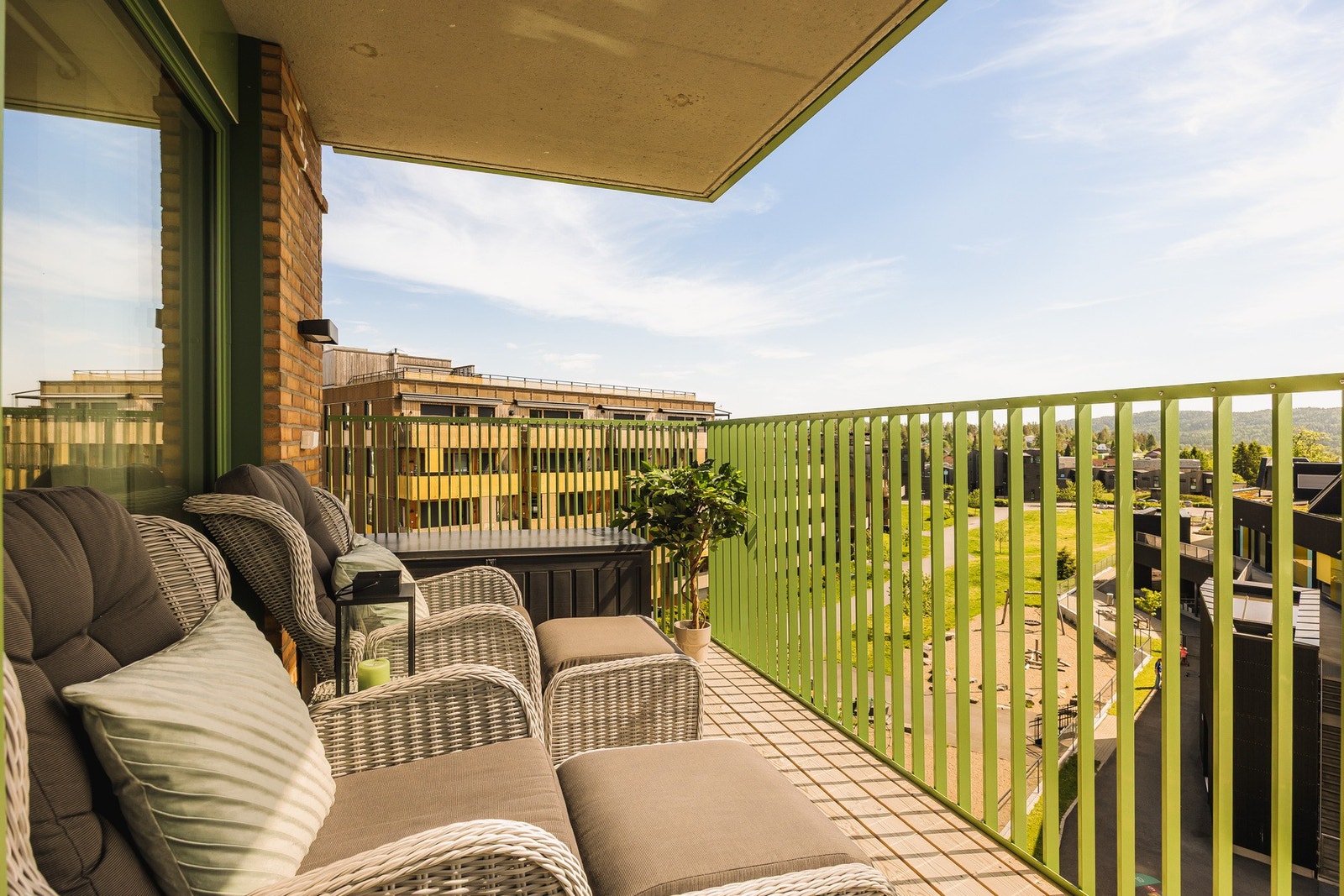 Fra stuen er det utgang til en balkong på ca. 8 m² med terrassebord på gulvet. Galleribilde