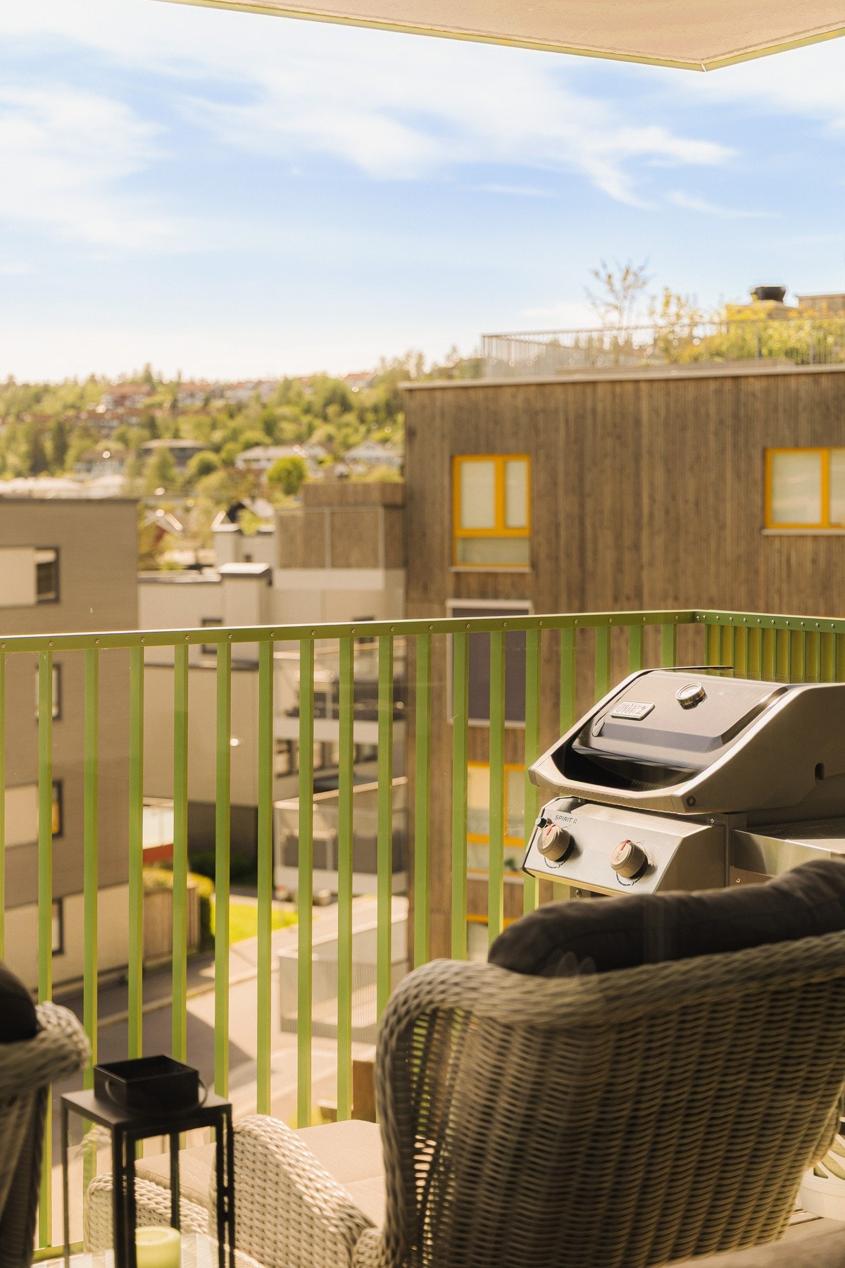 Her får du en hyggelig uteplass som fungerer som en naturlig forlengelse av oppholdsrommet i sommerhalvåret, med plass til både sittegruppe, grill og ønsket beplantning. Galleribilde