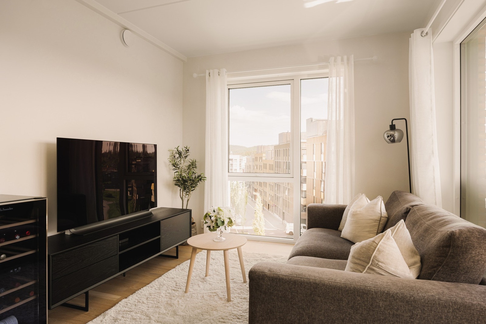 Her er det god plass til både sofagruppe, TV-møblement og spisebord, noe som gjør rommet til boligens naturlige samlingspunkt. Galleribilde
