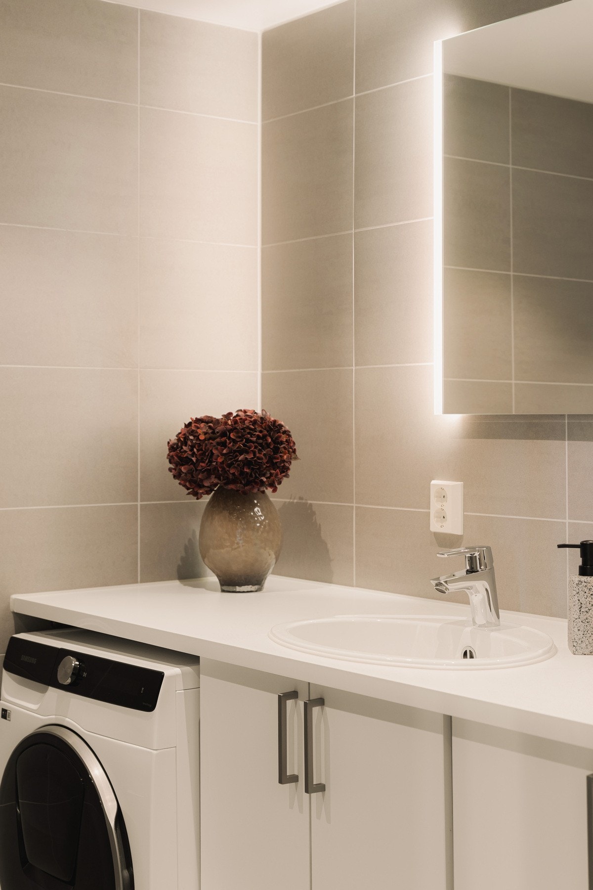 Det er i tillegg opplegg for vaskemaskin, noe som gjør badet godt tilrettelagt for en enkel og funksjonell hverdag. Galleribilde