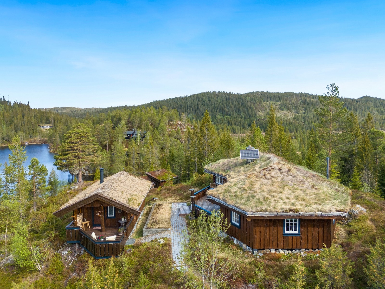Eiendommen ligger ca. 300 meter unna felles parkeringsplass, hver hytteeiendom disponerer to biler pr. hytte. Galleribilde