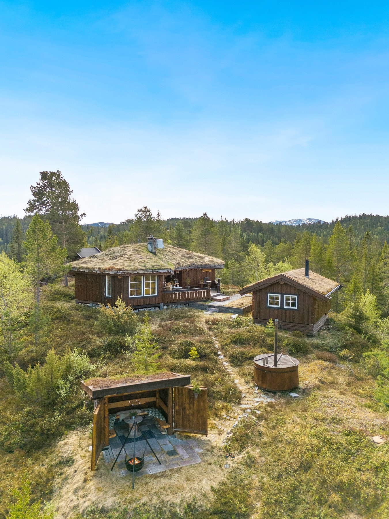 Hytten er oppført i 2002, men har flere andre bygg. BRA på 106m². Galleribilde