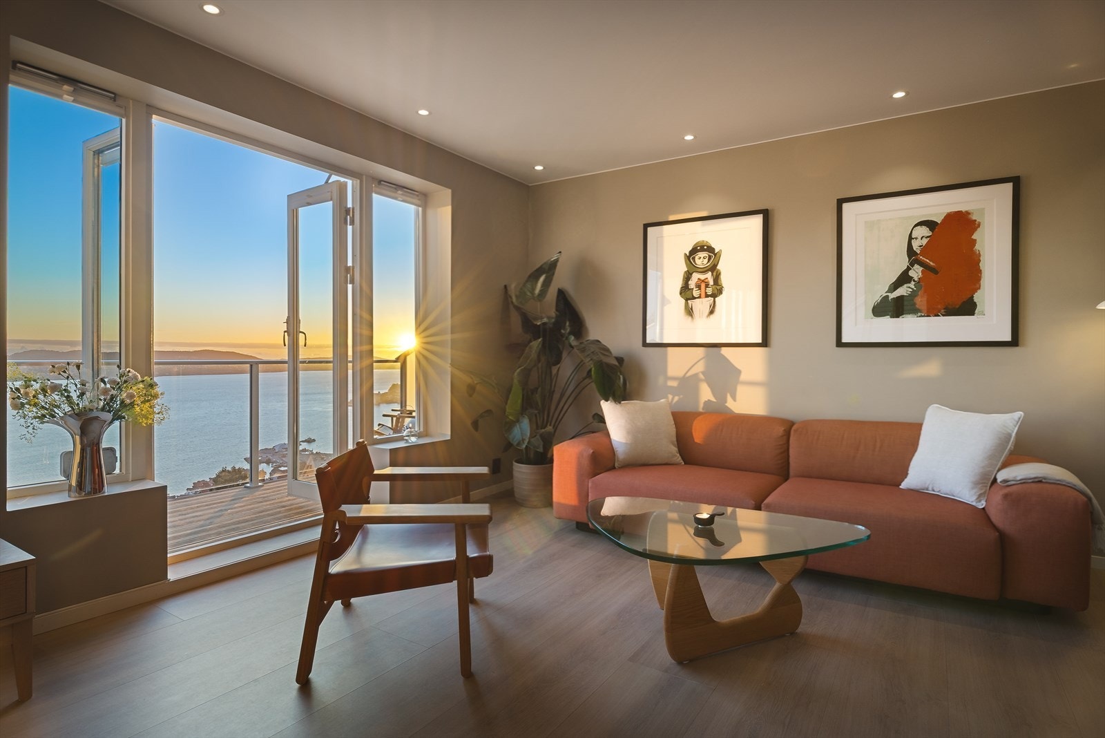 Flott kveldslys inn i leiligheten på sommerstid. Galleribilde