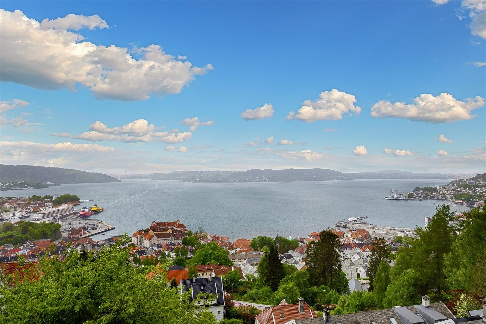 Fra eiendommen er det vidstrakt utsikt over byfjorden og sentrum. Galleribilde