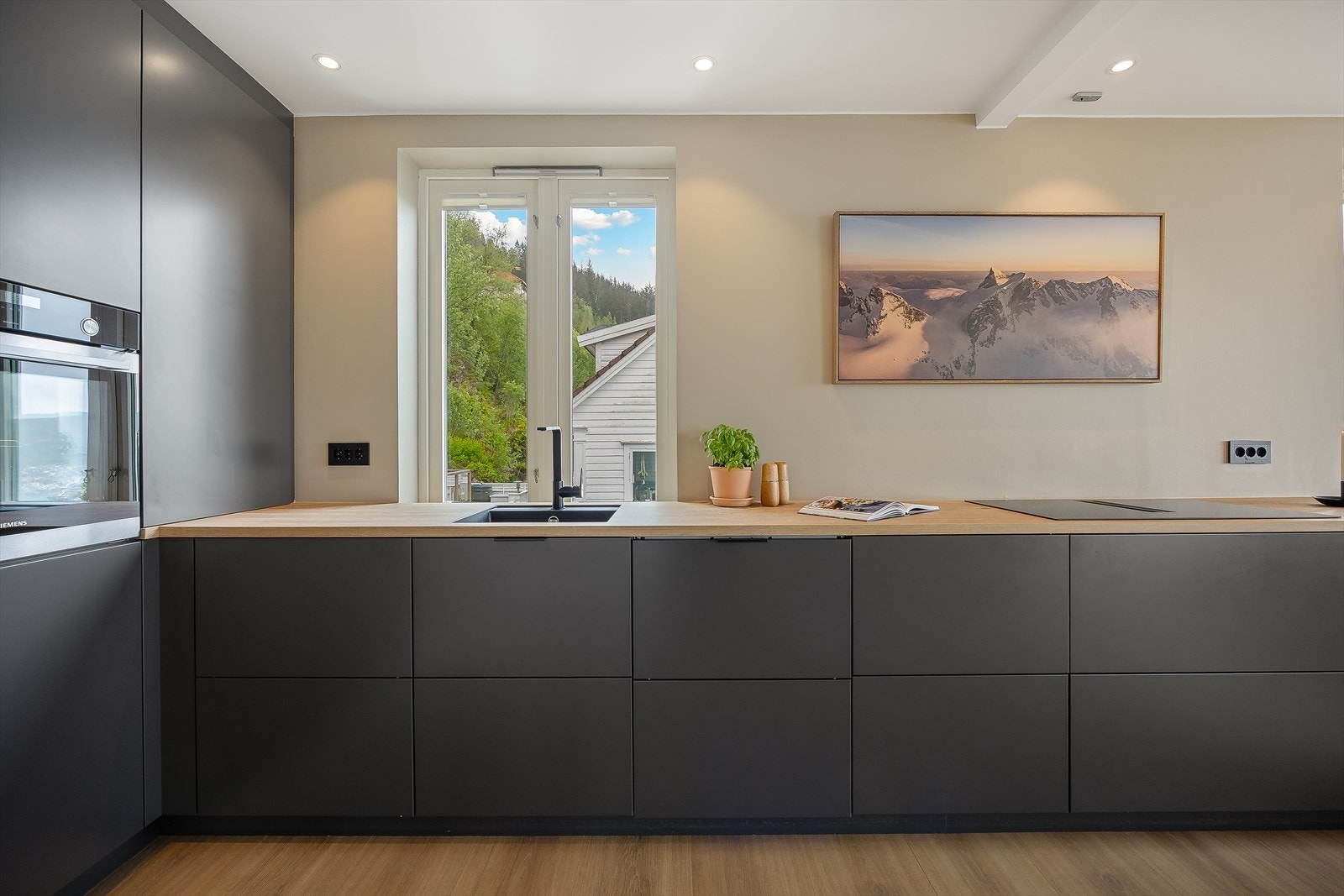 De integrerte hvitevarene inkluderer stekeovn fra Siemens, samt induksjonstopp og oppvaskmaskin fra Grundig. Galleribilde