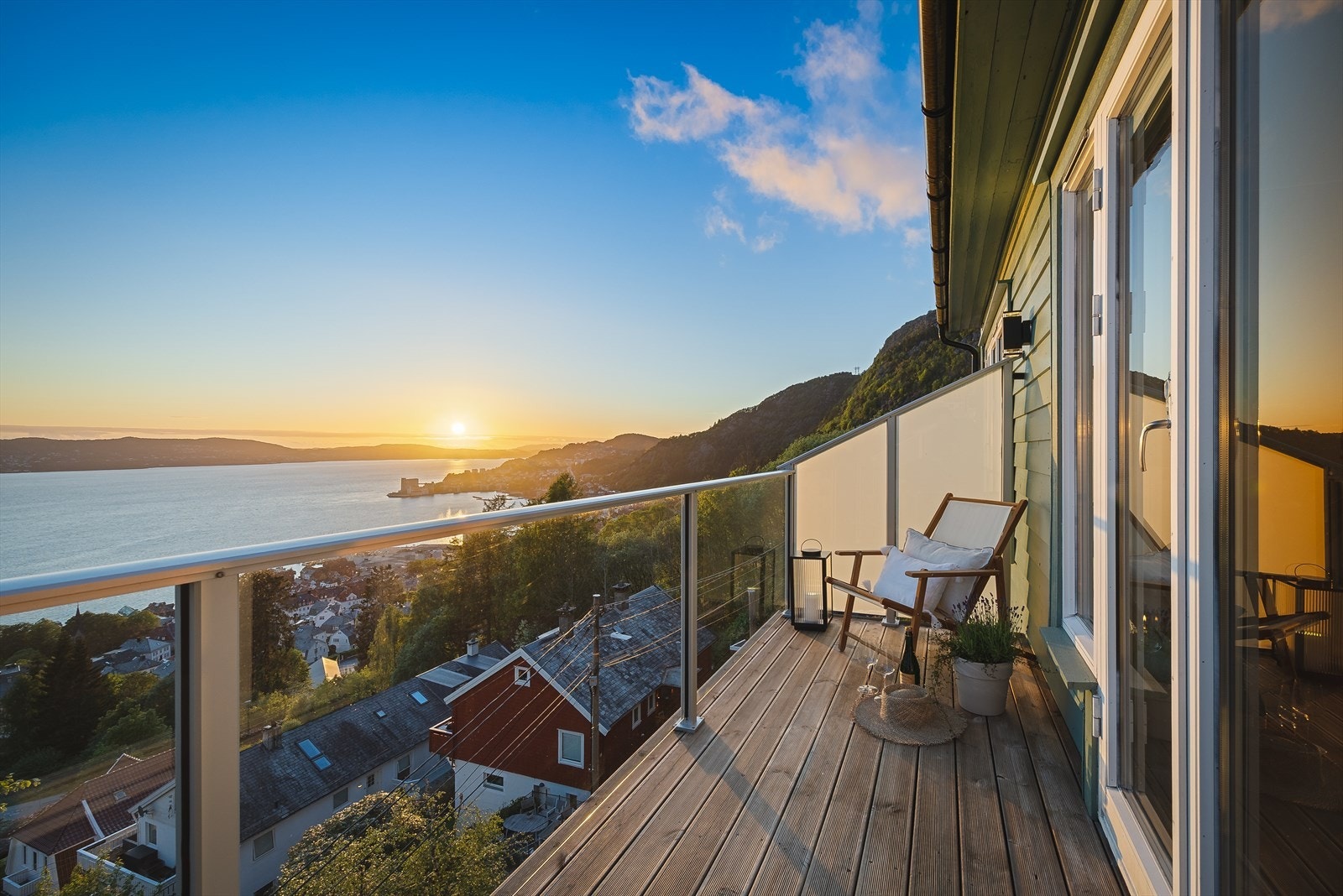 Leiligheten byr på en fantastisk utsikt og glass rekkverket sørger for at utsikten nærmest er uforstyrret. Galleribilde
