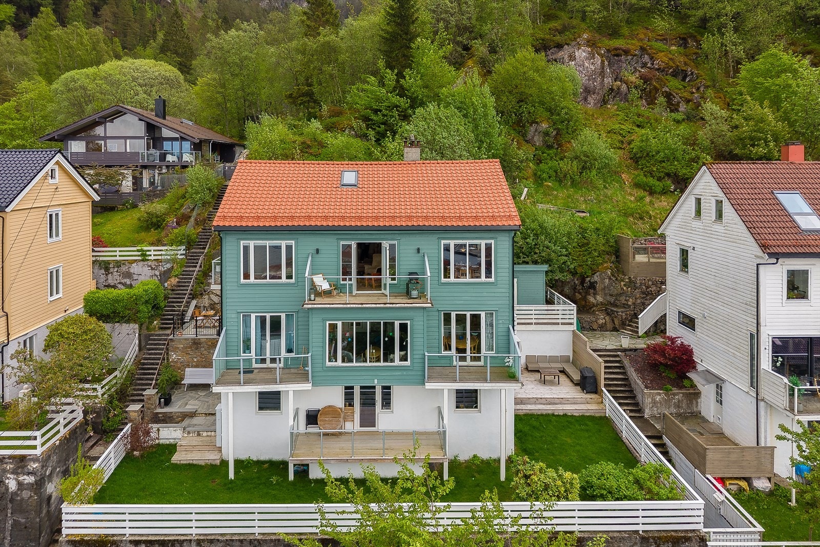 Eiendommen ligger høyt og fritt i terrenget. Bygningen har liggende trekledning og taktekking fra 2018. Galleribilde