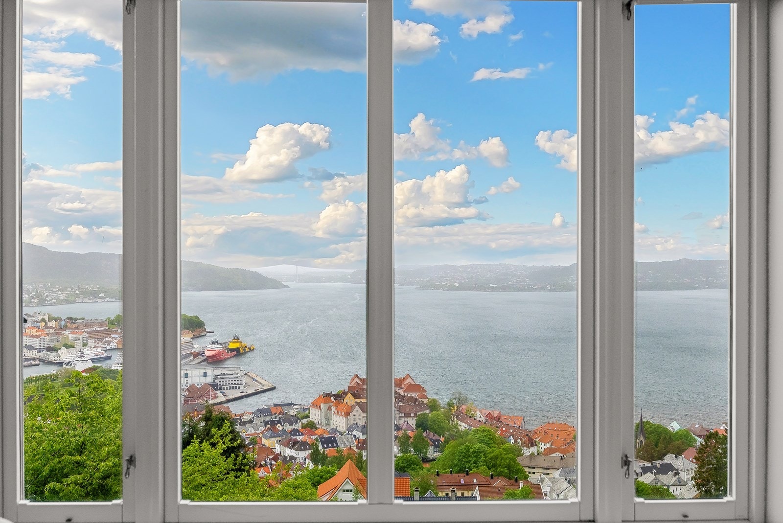 Utsikten kan nytes fra flere rom i leiligheten. Galleribilde