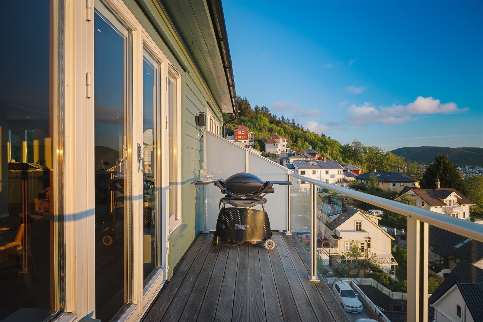 Altanen har god plass til grill og utemøbler, og er tilgjengelig via en to-fløyet balkongdør. Galleribilde