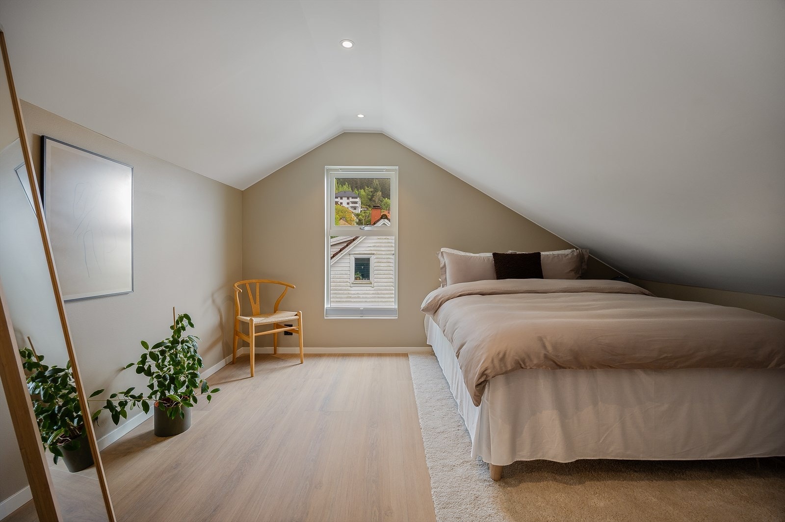 Soverom på loftet med en-stavs laminat og malte flater. Galleribilde