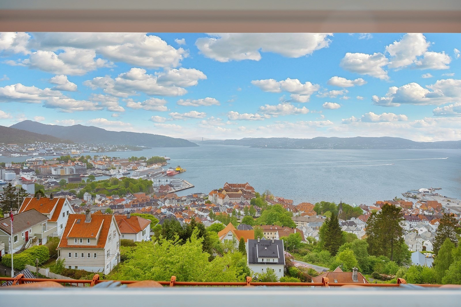 Vid utsikt over Bergen og Askøybroen. Galleribilde