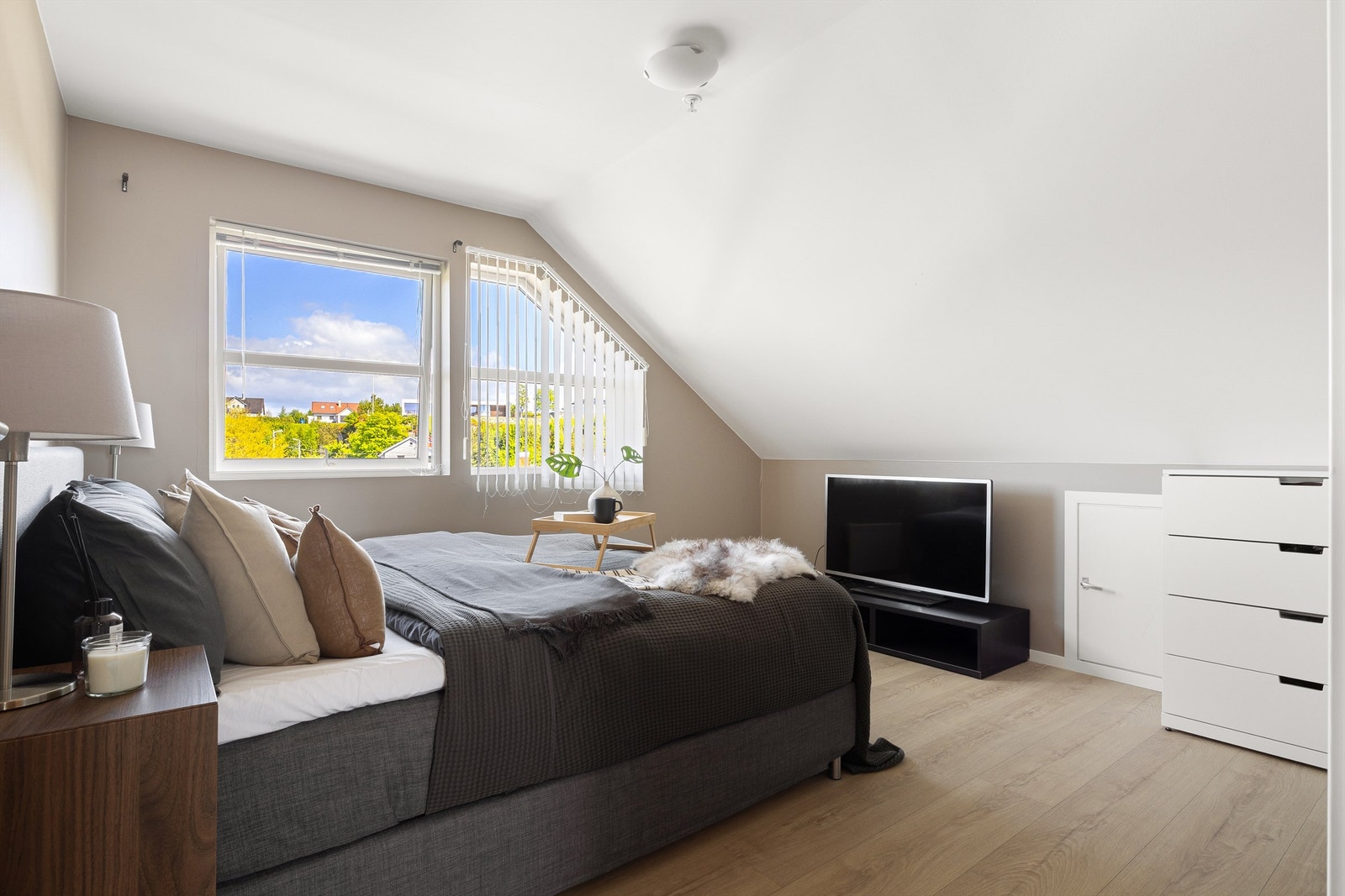 Hovedsoverommet har masse oppbevaringplass med en bod som er innredet som et walk-in closet. Galleribilde