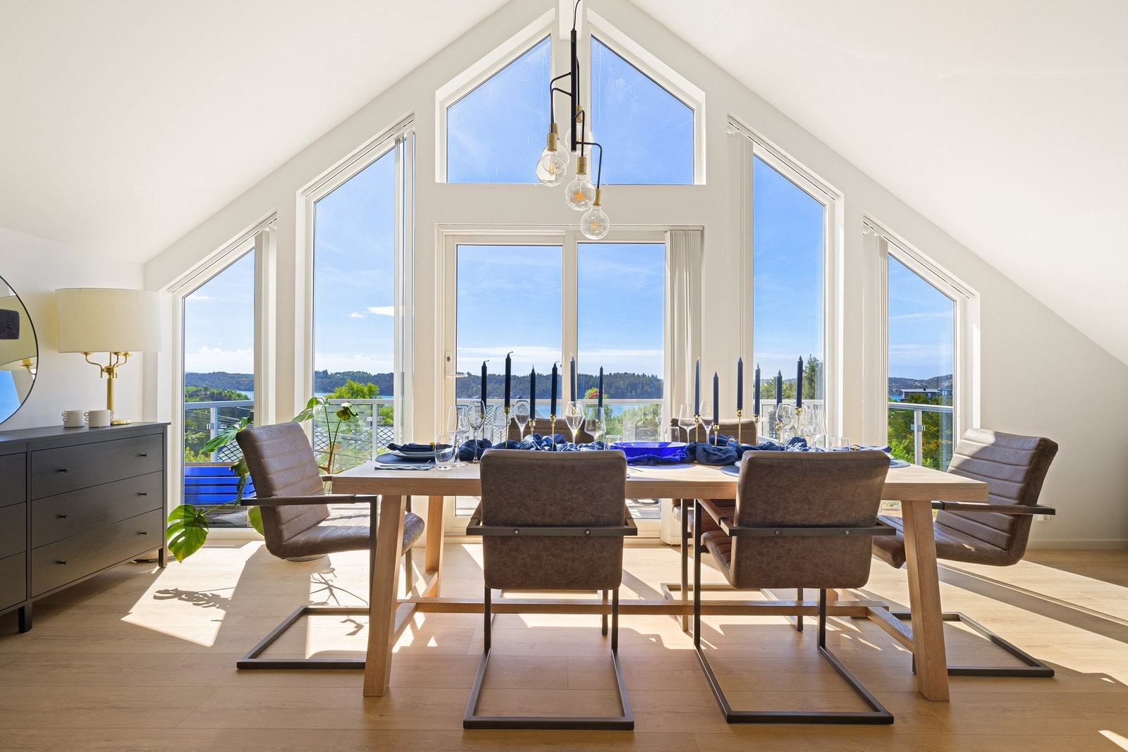 Her kan man samle familie og venner til en bedre middag, med en fantastisk utsikt mot sjøen. Galleribilde