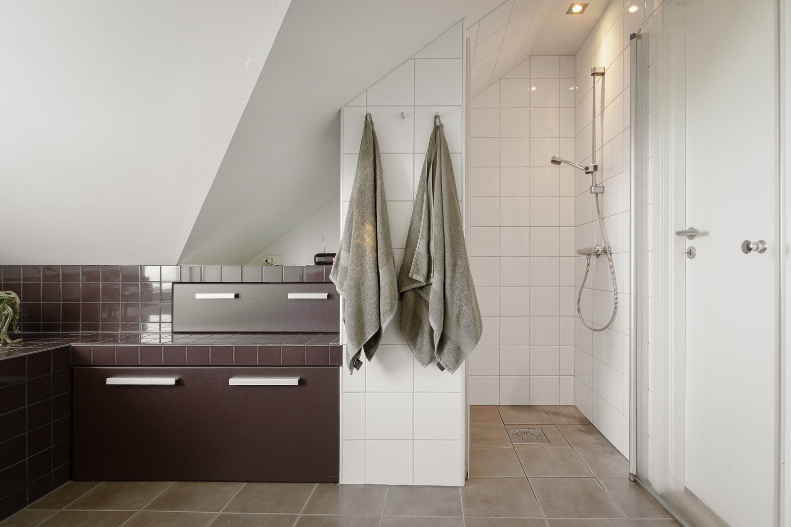 Badet byr på rikelig med oppbevaring. Galleribilde
