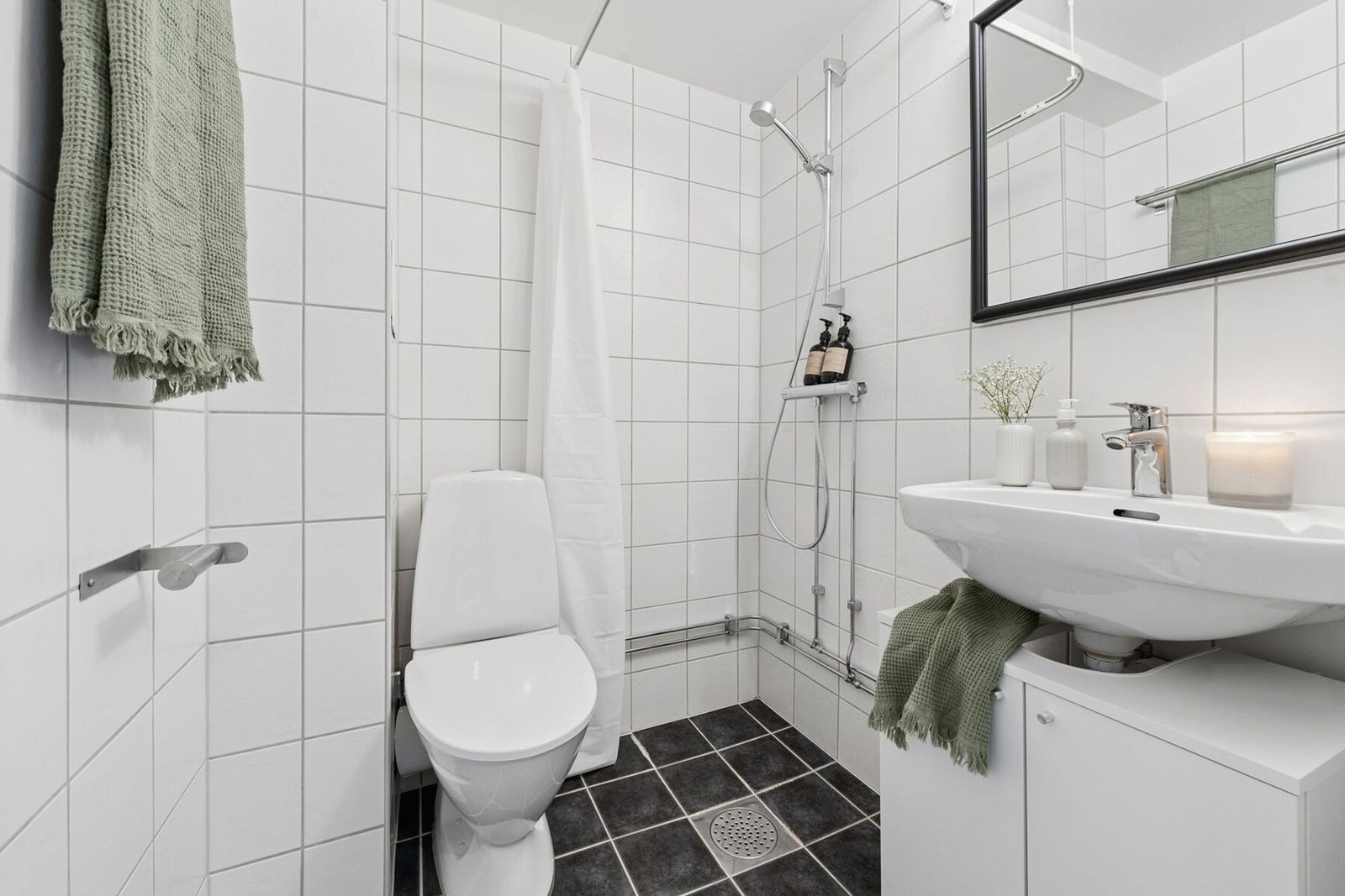 Badet ligger lett tilgjengelig i tilknytning til entréen. Badet fremstår som tidløst og ble rehabilitert i regi av borettslaget i 2011. Galleribilde