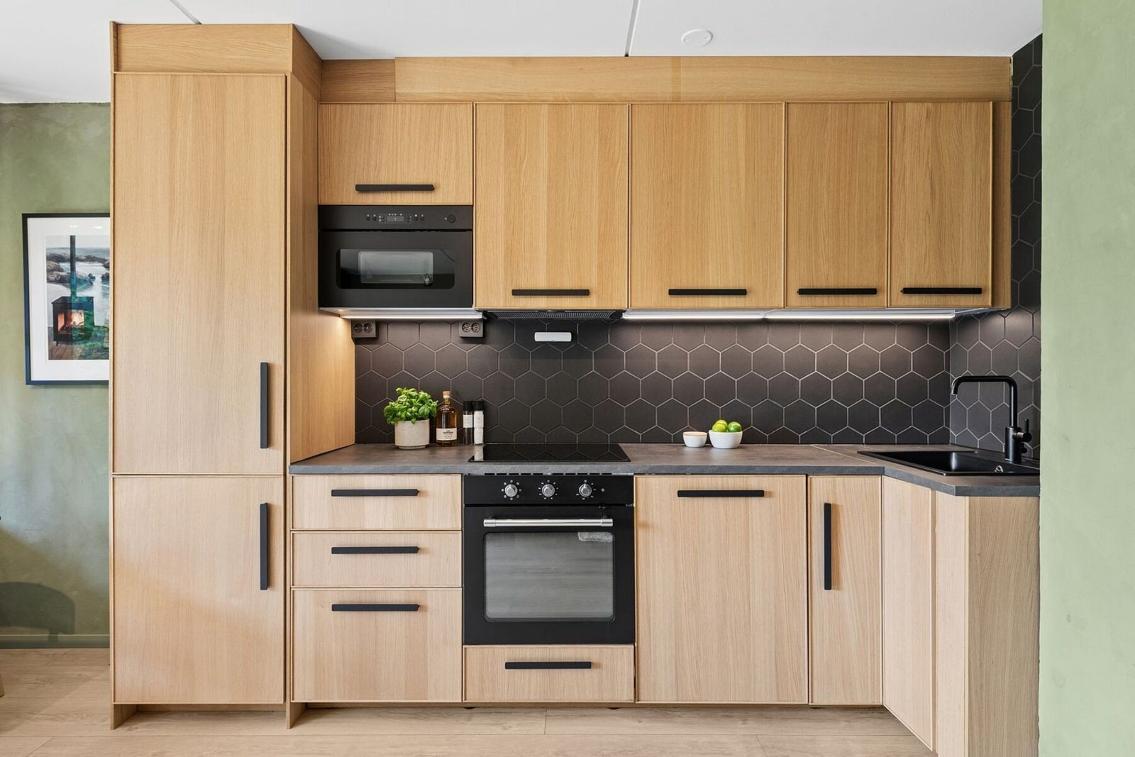 Kjøkkeninnredningen er fra Ikea, montert i 2020, og har rikelig med skapplass og gode arbeidsflater. Alle hvitevarer er integrert og følger med. Galleribilde