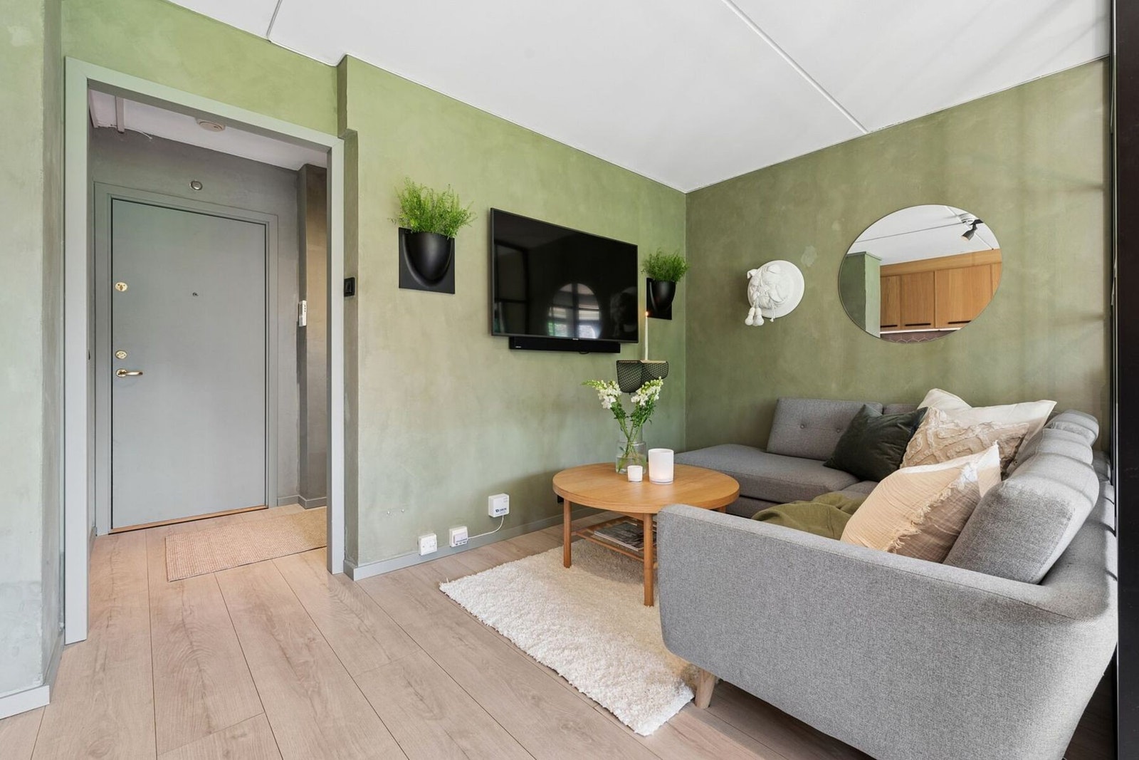 Stuen har naturlige soner for sofa og spisebord med tilhørende møblement. Rommet oppleves lunt og usjenert, perfekt for rolige stunder i eget selskap. Galleribilde