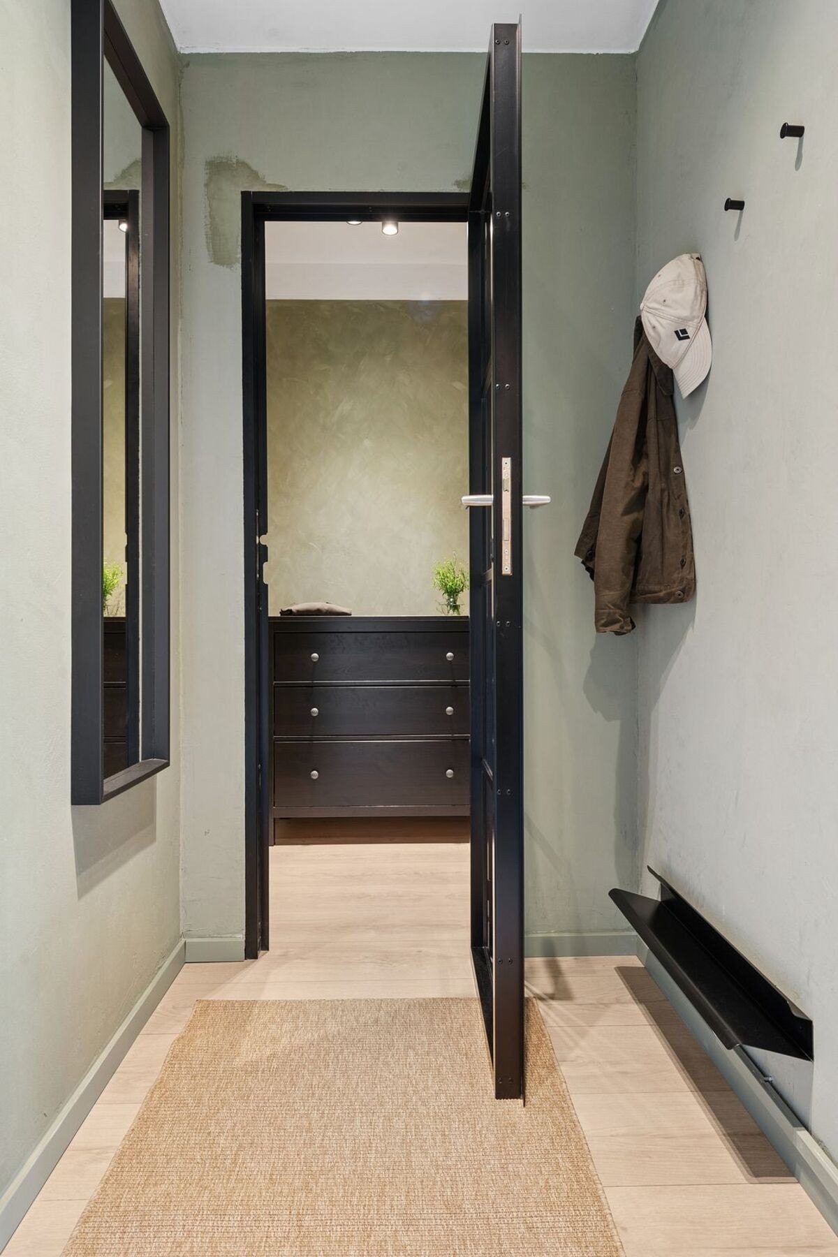 Boligen har gode oppbevaringsmuligheter med egen garderobe/bod i tilknytning til entréen, samt en tilhørende kjellerbod. Galleribilde