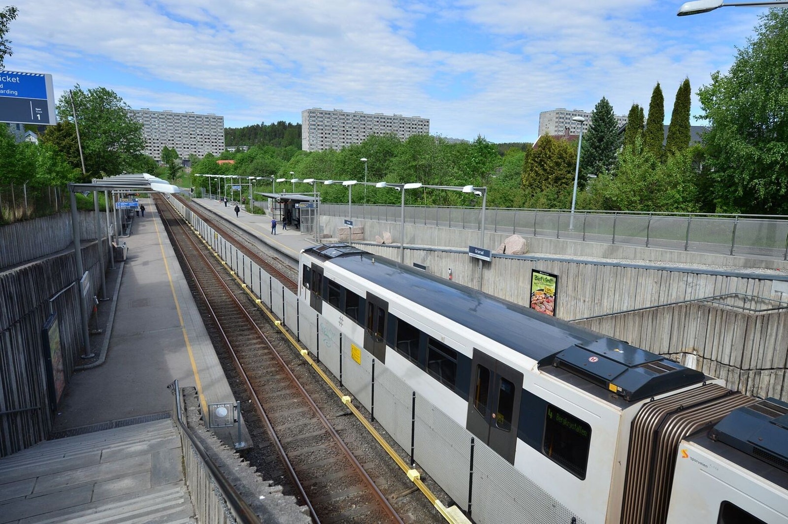 Det er kun få minutters gange til Grorud T-bane (linje 5), som tar deg til Oslo sentrum på ca. 20 minutter. Også flere bussholdeplasser i gangavstand, blant annet med buss 31 med avganger døgnet rundt. Galleribilde