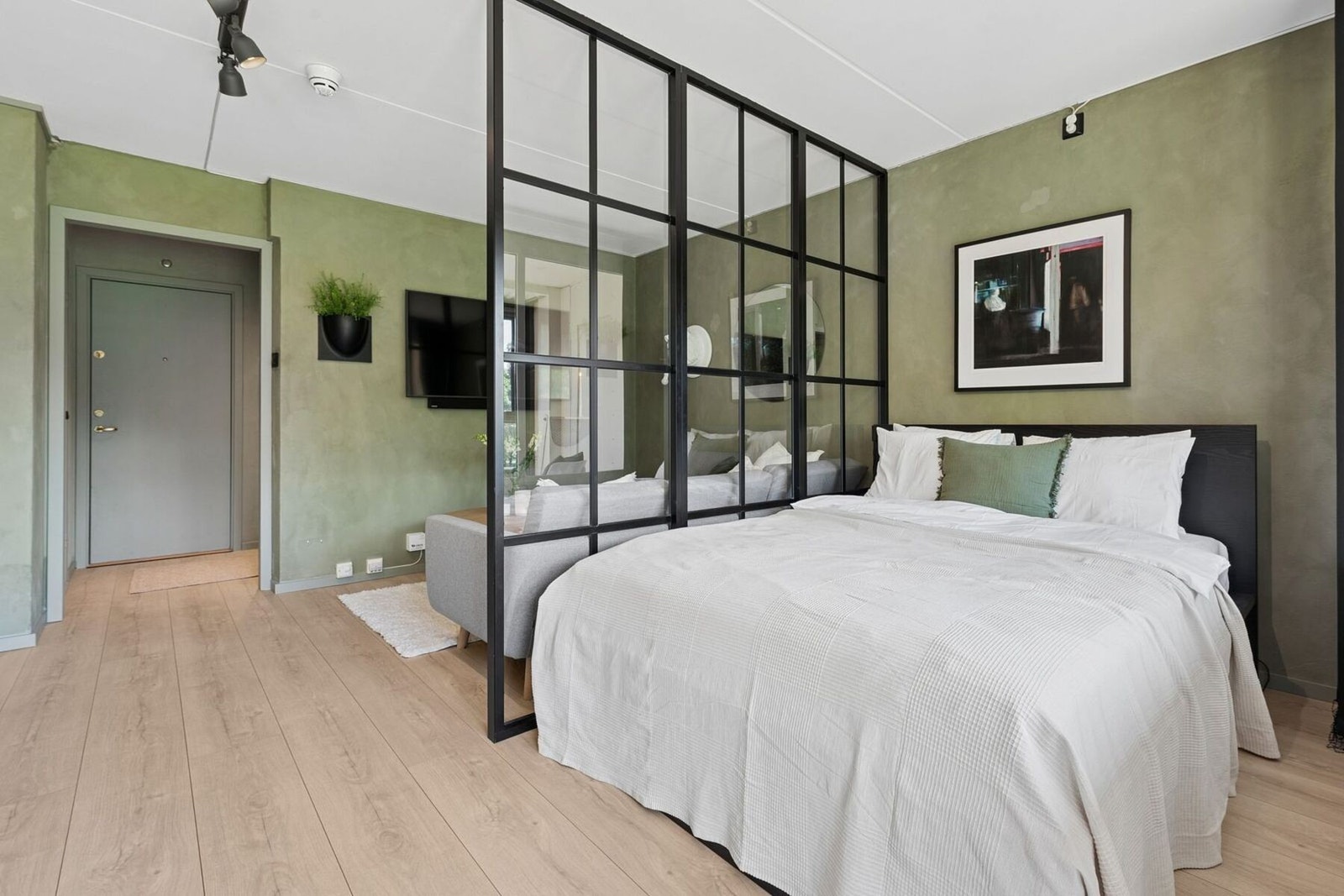 Sovealkoven er elegant avskjermet. Løsningen gir en tydelig rominndeling uten å gå på bekostning av lys og romfølelse, samtidig som den gir en definert soveplass. Galleribilde
