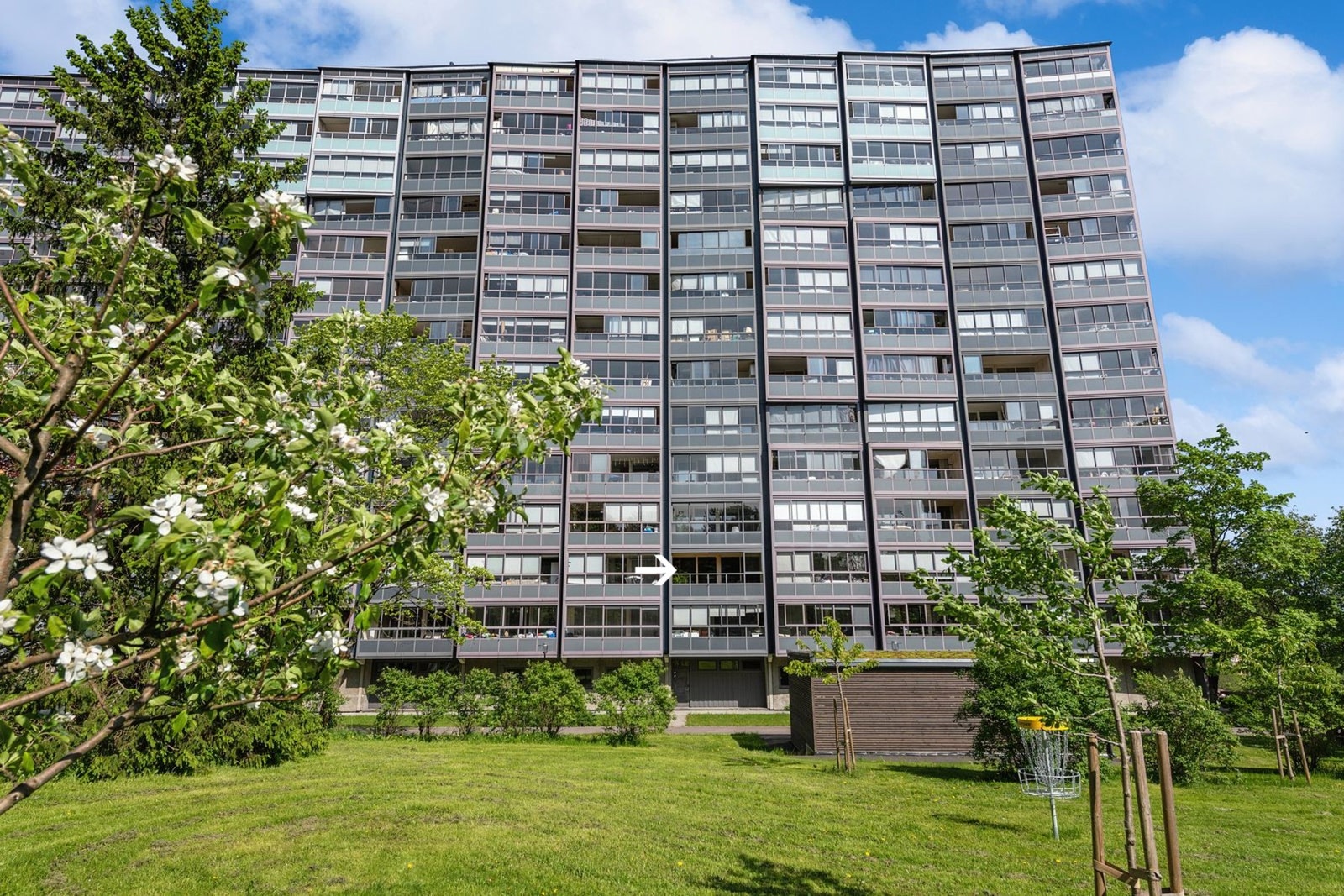 Leiligheten ligger i høy 2. etasje med inngang i underetasjen og heis i felles oppgang. Borettslaget fremstår som veldrevet med god økonomi. Galleribilde