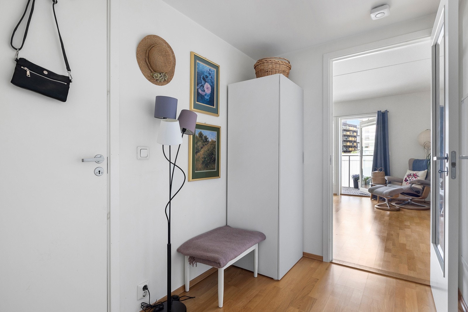 ENtre med garderobeskap og fine muligheter for oppbevaring av sko og yttertøy Galleribilde