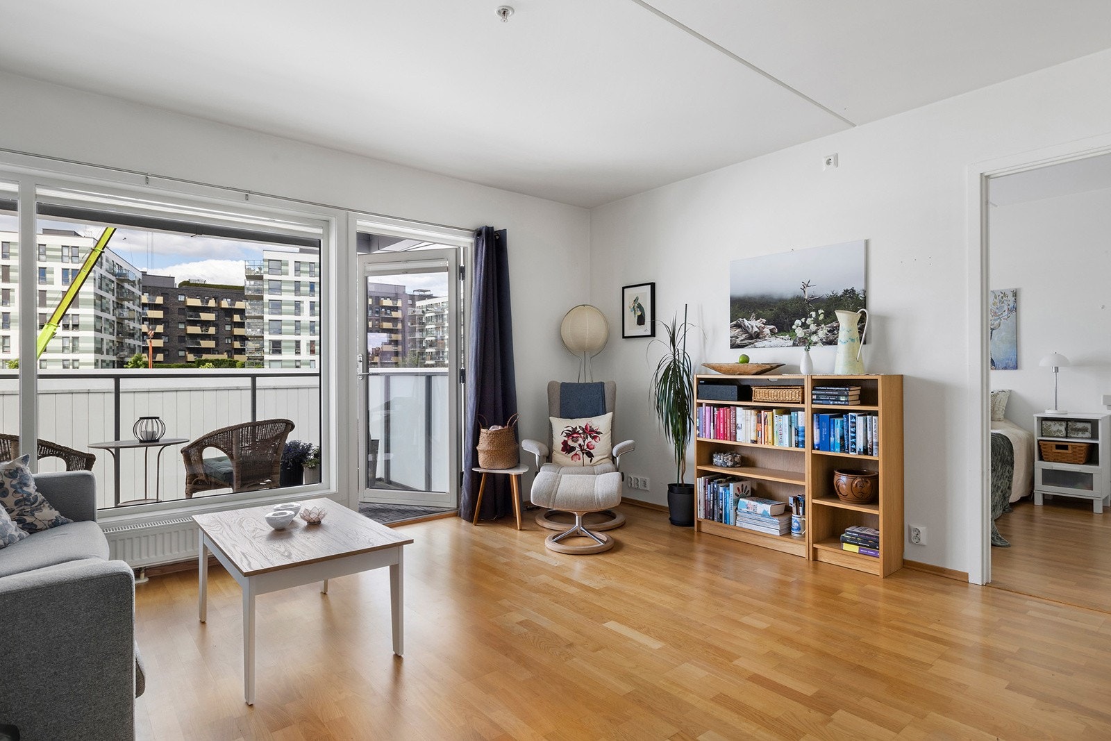 Store vindusflater som slipper inn rikelig med naturlig lys Galleribilde