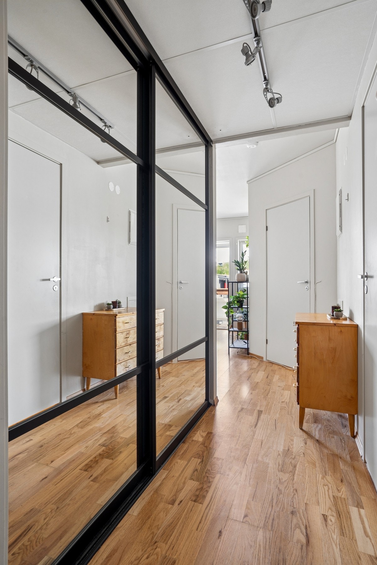Entréen har en stor skyvedørsgarderobe som gir rikelig med oppbevaringsplass. Galleribilde