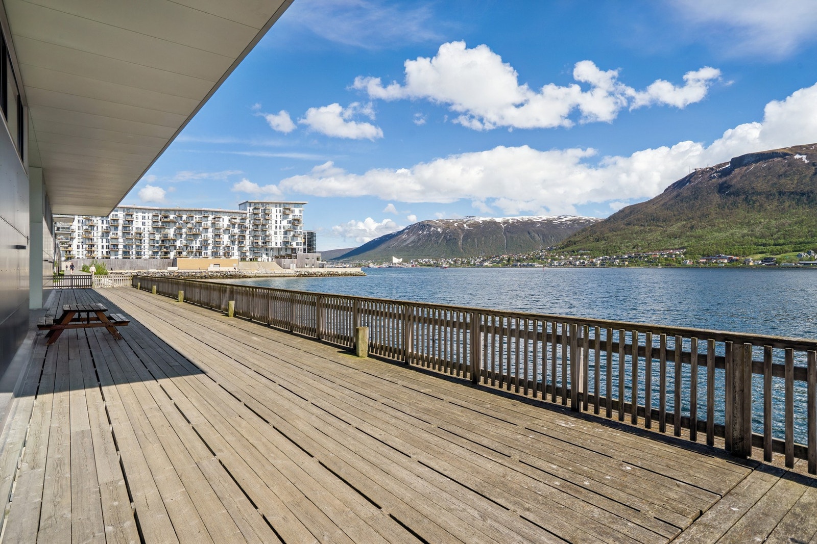 Fra eiendommen er det kort vei til strandpromenaden langs sjøen for tur og rekreasjon. Galleribilde