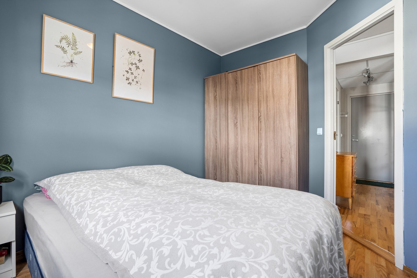 Rommet har plass til garderobeløsning og har parkett på gulvet. Galleribilde