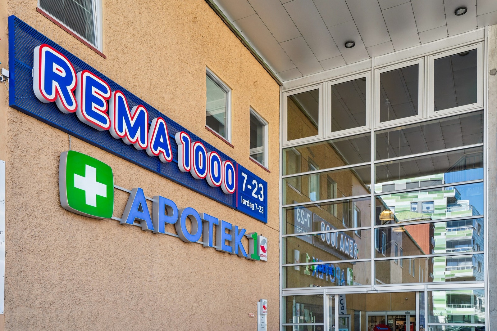 I umiddelbar nærhet finner du Rema 1000 med post i butikk og Apotek 1. Galleribilde