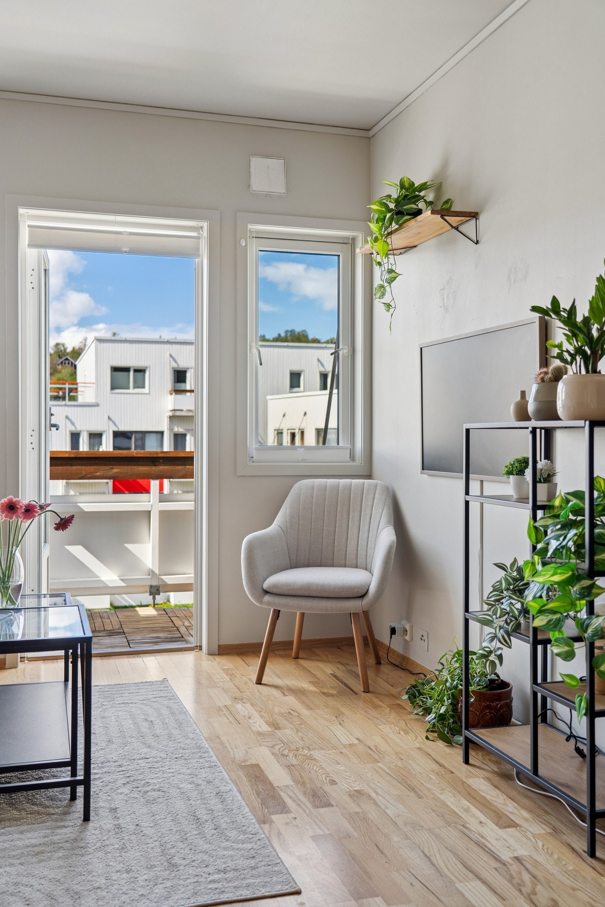Balkongdør og vinduer i malt tre med 2-lags glass. Galleribilde