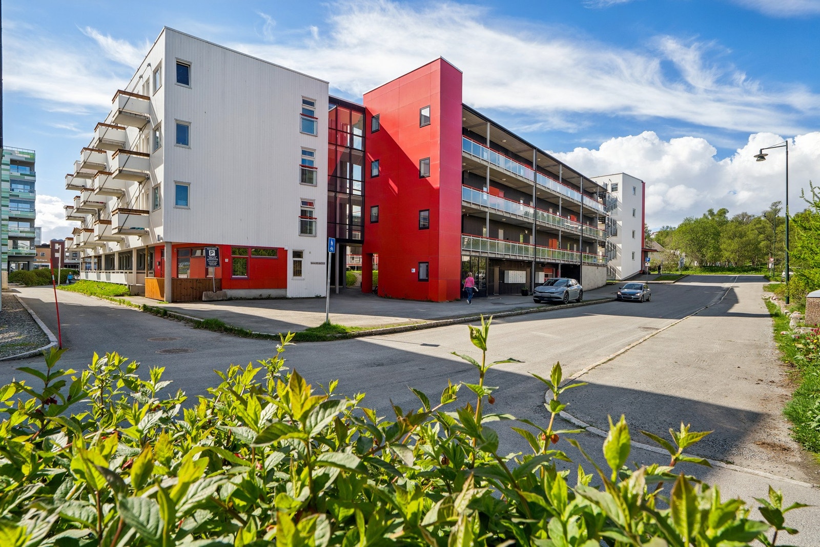 Leiligheten ligger i en leilighetsblokk med tilgang til sykkelparkering i fellesareal. Galleribilde