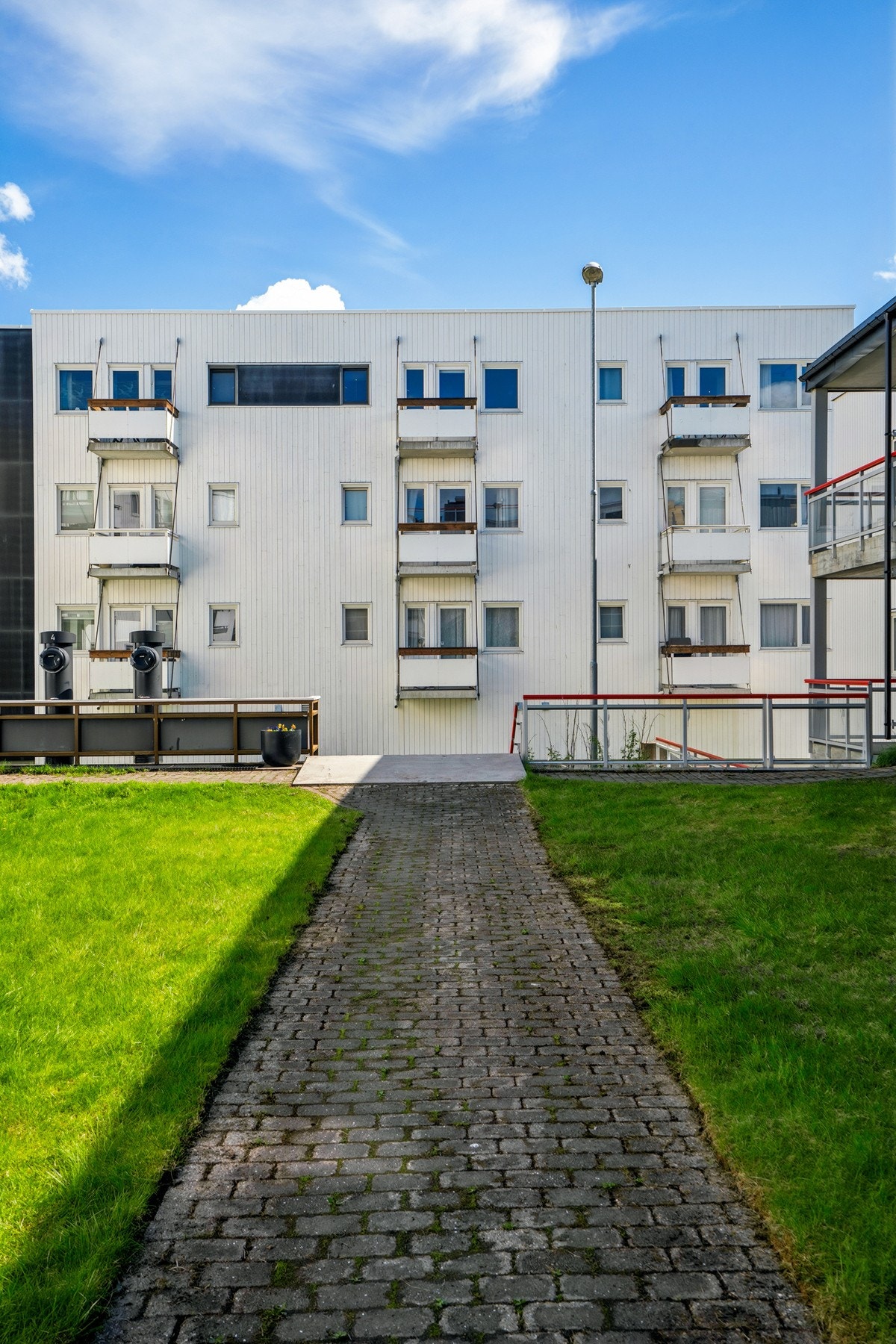 Eiendommen er opparbeidet med plen og gangveier på fellesarealene. Galleribilde