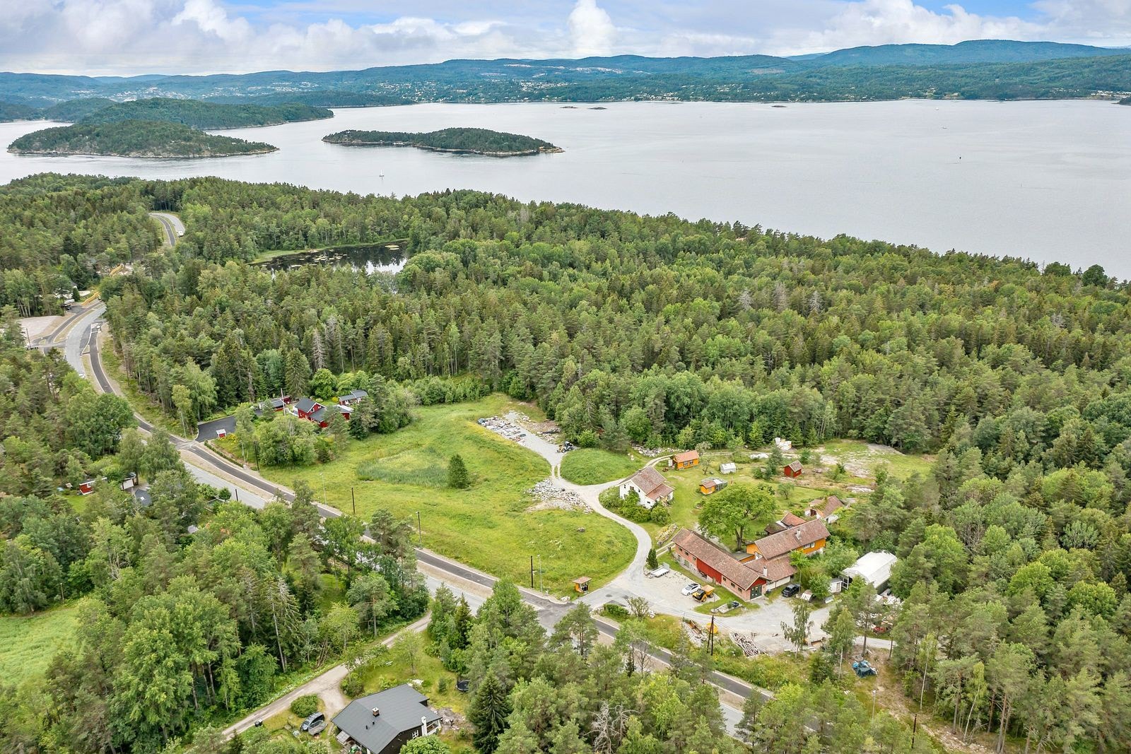 Eiendommen ligger fint til mellom Spro havn og Fagerstrand. Galleribilde