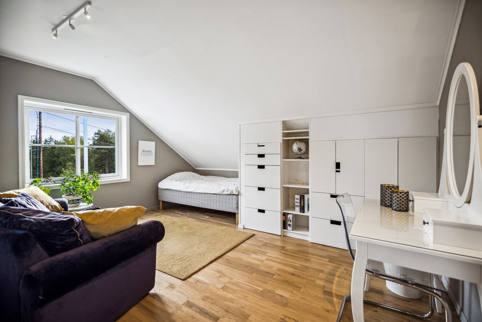 Soverom nr. 3 er et lyst og pent rom med stor garderobeløsning og plass til dobbeltseng, leksepult og en godstol hvor man kan krølle seg sammen med en god bok Galleribilde