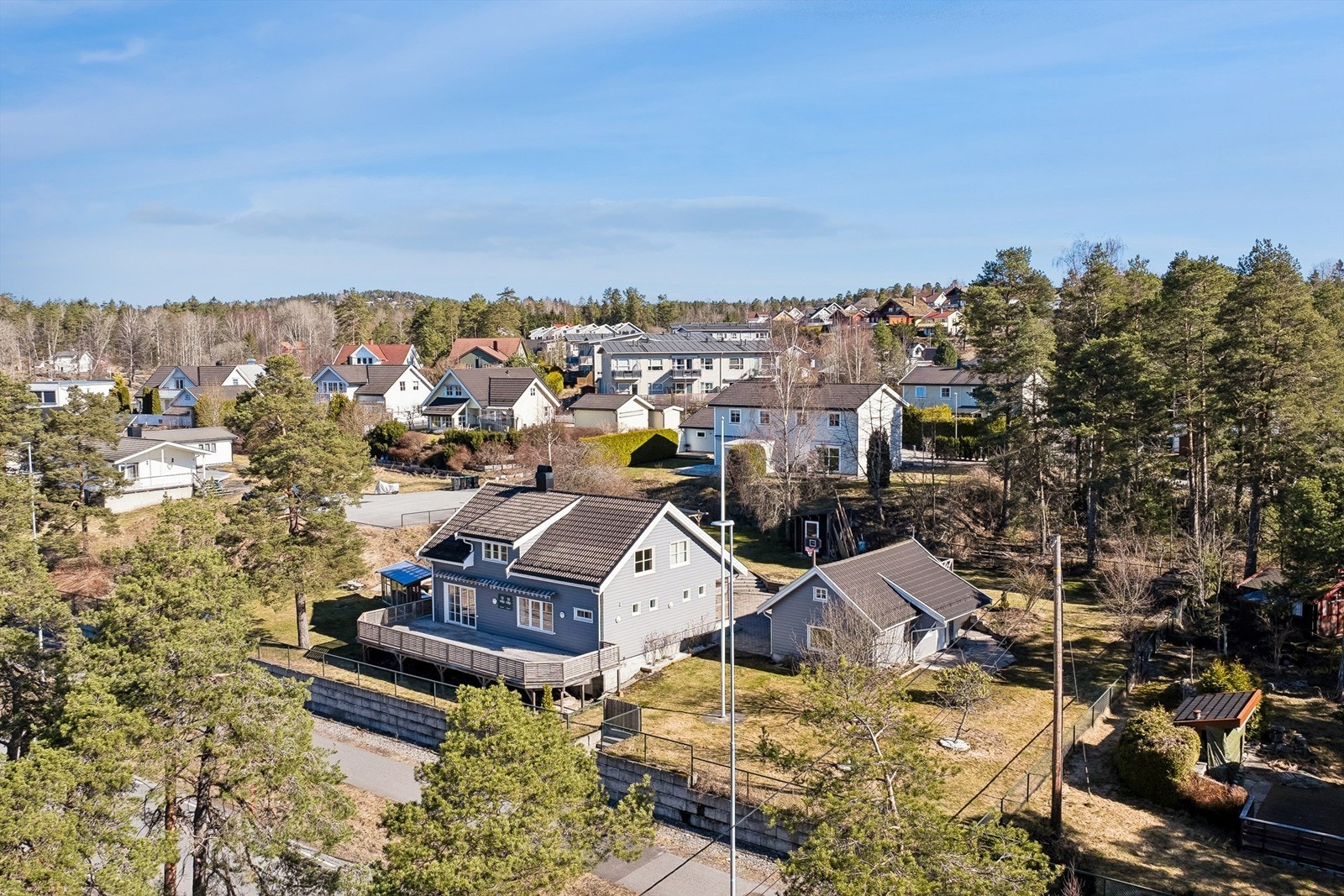 Beliggenheten er attraktiv, nær strand, butikk, kollektivtransport, skoler og barnehager, med skjermede uteområder på baksiden. Foto: Per Oscar Skjellnan v/Efkt Galleribilde