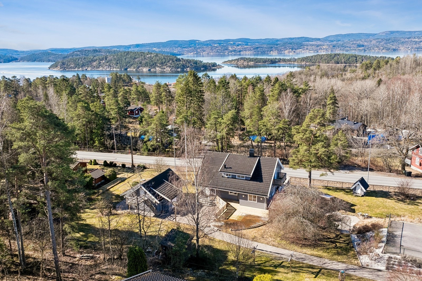 Velholdt, innholdsrik og gjennomtenkt enebolig over tre plan, med innredet anneks og usjenert beliggenhet. Foto: Per O. Skjellnan v/Eftk. Galleribilde