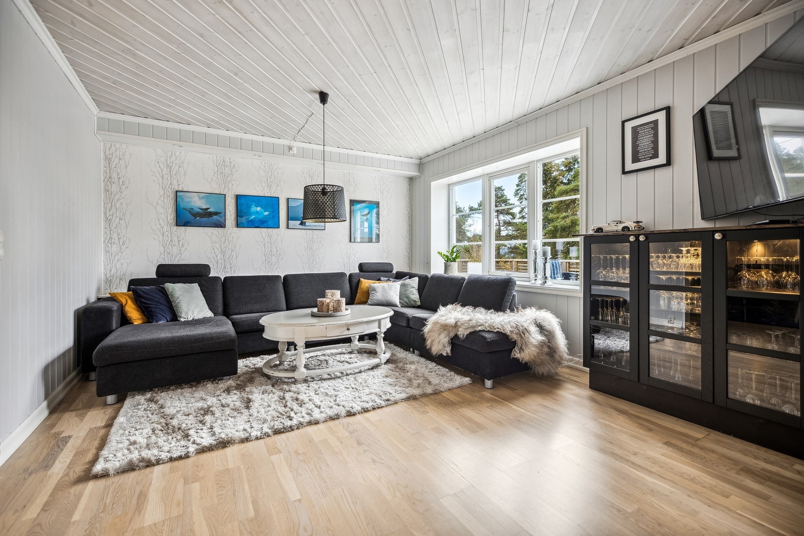 Hyggelig stue med god plass til sofagruppe Galleribilde