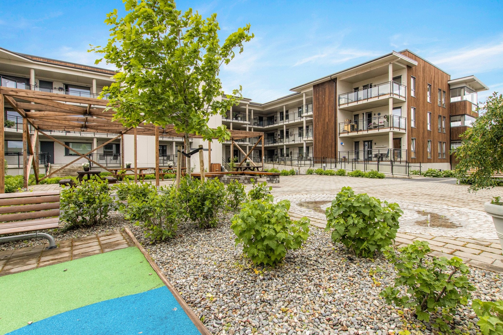 Pent opparbeidet uteområde / hage - et naturlig samlingspunkt for beboerne i Kroken Hage. Galleribilde