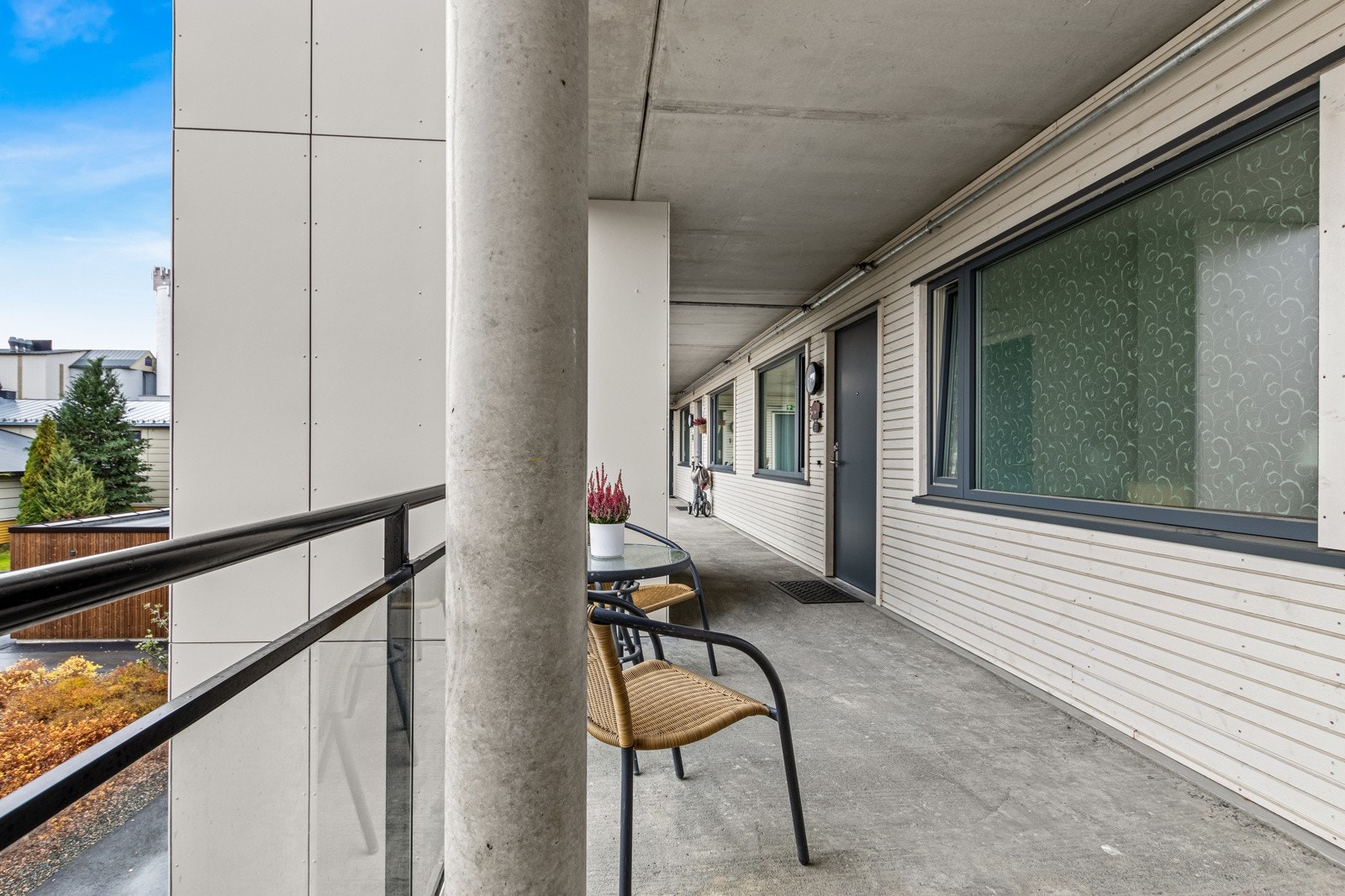 Det er egen bod like utenfor inngangsdøra til leiligheten - forøvrig bred svalgang med plass til utemøbler. Galleribilde