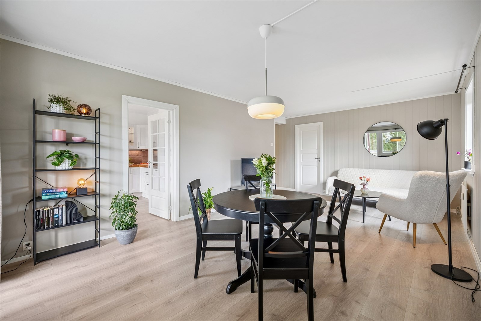 Gjennomgående laminatgulv og vegger med malt panel gir et helhetlig inntrykk. Galleribilde