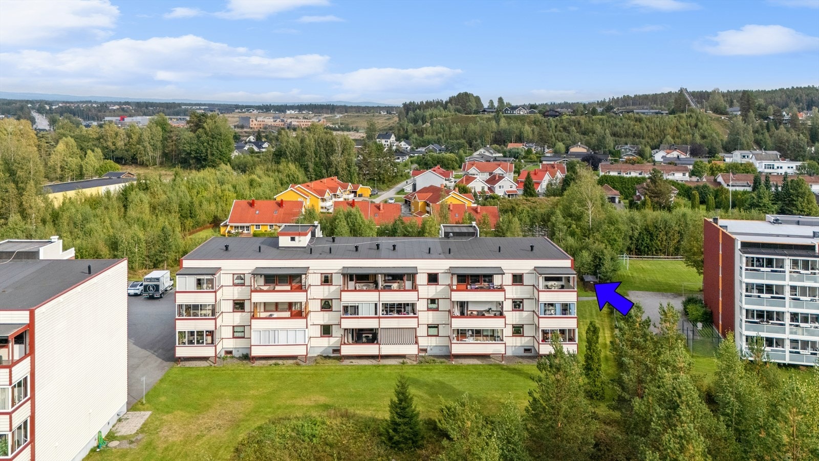 Lys og pen 4-roms leilighet med heis, solrik, innglasset balkong med utsikt. Leiligheten ligger på toppen og i ende Galleribilde