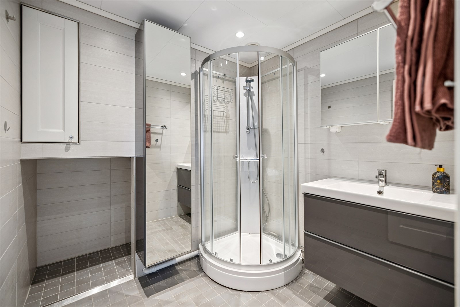 Badet ble oppgradert i 2016 med fliser på gulv og vegger, og malte plater med downlights i himlingen Galleribilde