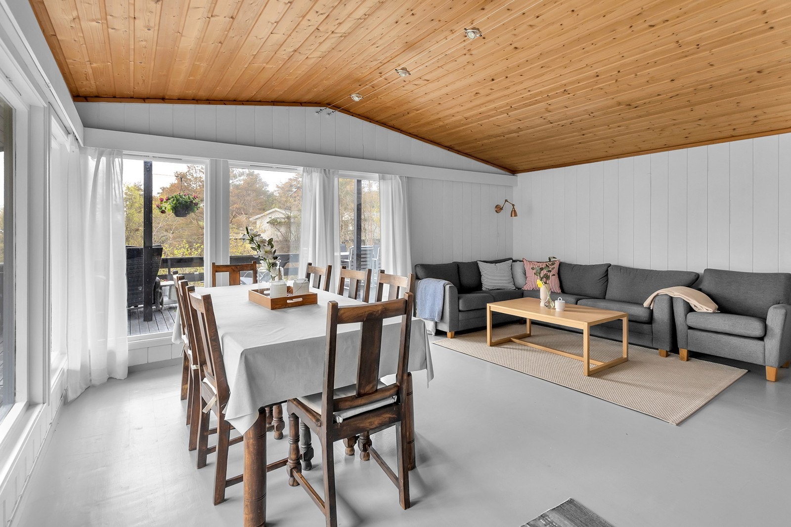 Romslig stue med direkte adkomst til en solrik veranda Galleribilde
