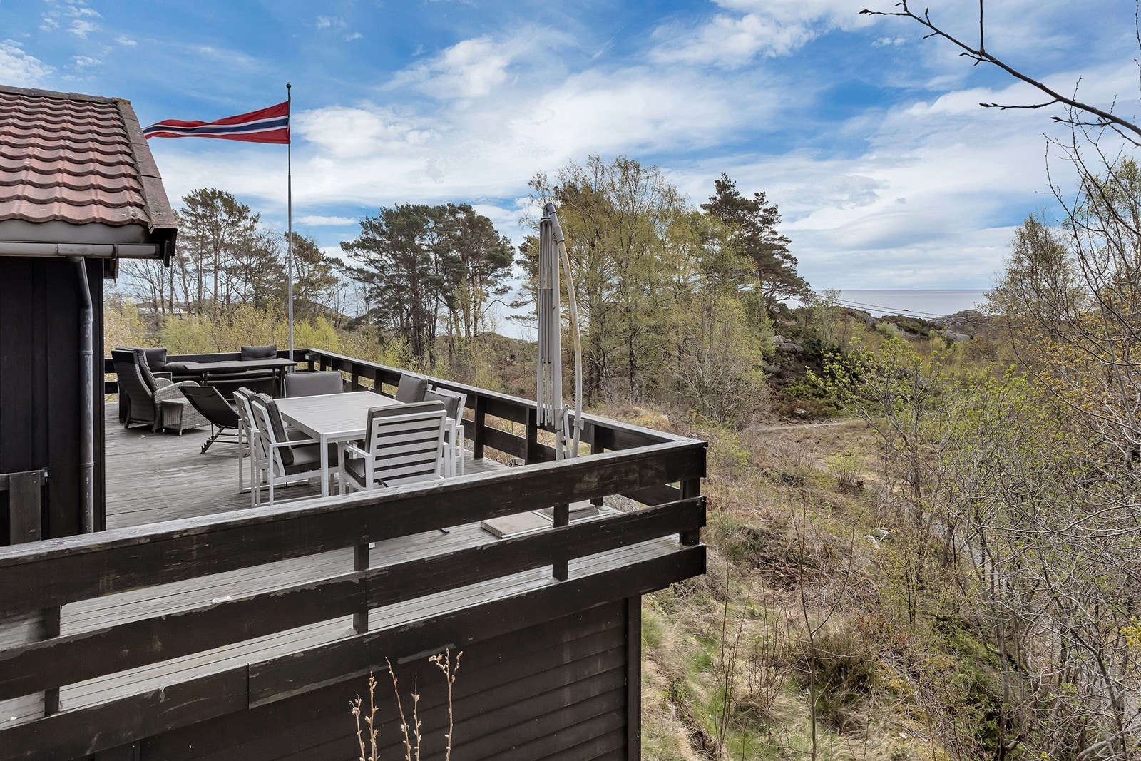 Kort avstand ned til solrike svaberg og badeplass Galleribilde