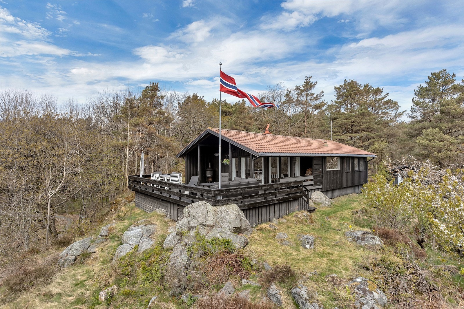 Hytta ligger usjenert og luftig i det gamle hyttefeltet på Buane Galleribilde
